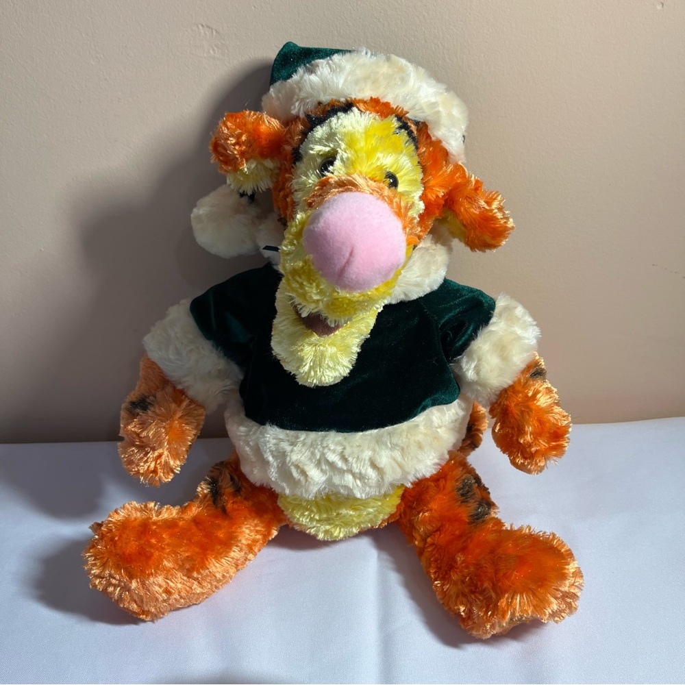Disney Store Exclusive Tigger Plush Traditions Winter Christmas Soft Santa